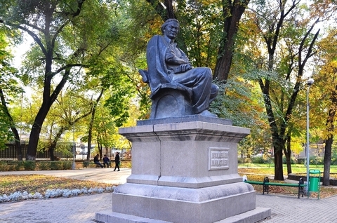 Памятник Мукагали Макатаеву