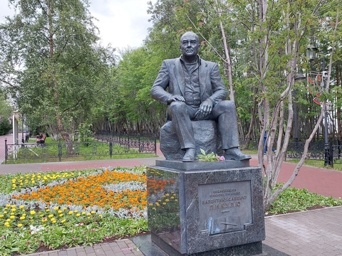 Памятник Валентину Пикулю