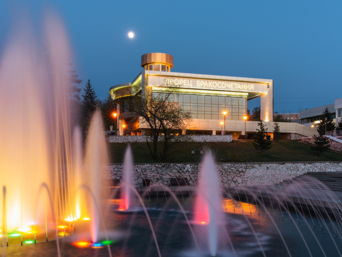 婚礼宫 十二月党人广场 (前乌斯片斯卡亚广场) 伊尔库茨克人在执行军事任务时丧生的纪念碑