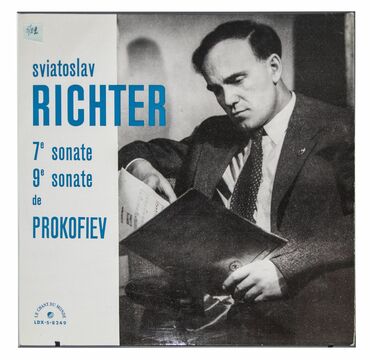 Коридор с витринами