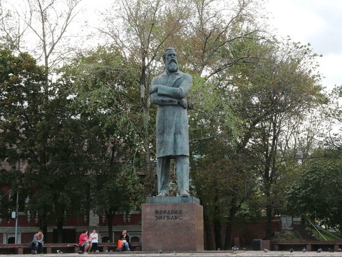 Памятник Энгельсу
