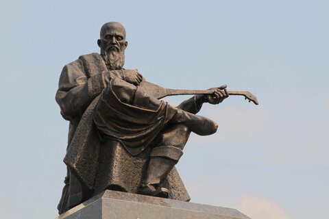 库尔曼哈子纪念像。