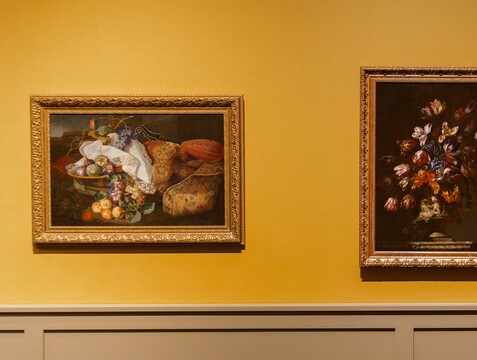 Максимилиан Пфайлер. Натюрморт с фруктами, ковром, мандолиной и белой скатертью