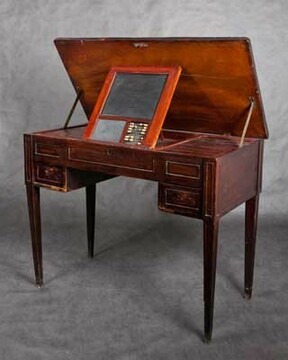 Стол-конторка первая половина XIX в.