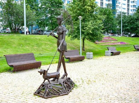 Скульптуры «Фотограф», «С телефоном» и «Дама с собачкой» Андрея Асерьянца