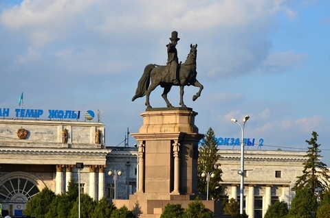 Памятник Абылай Хану на привокзальной площади Алматы-2