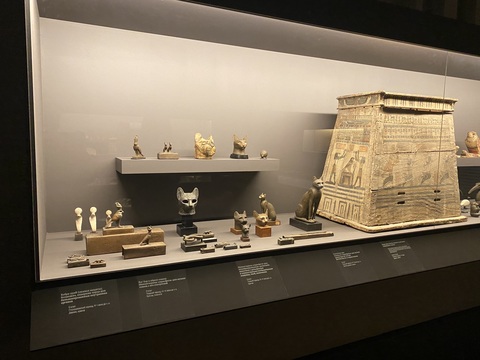 Бронзовые статуэтки и стелы с изображением различных богов