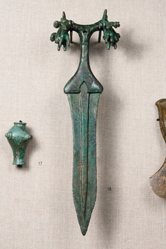 Бронзовый кинжал