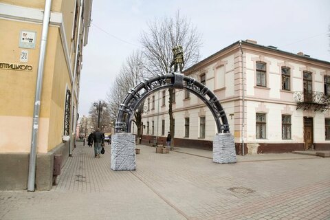 Kuta rzeźba “Łuk praw miejskich”