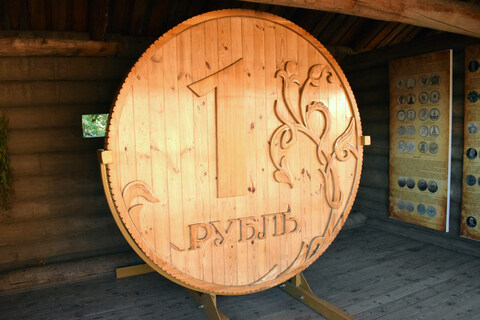 Памятник деревянному рублю