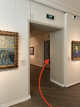 Выходите на лестничную площадку