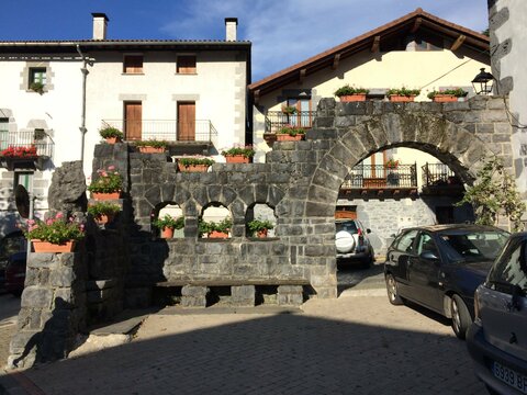 Plaza Zaharra y Fuente Domingonea