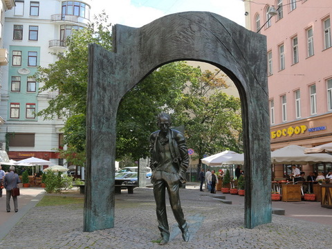Памятник Булату Окуджаве