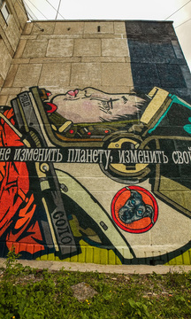 Парящая во Вселенной. Девушка-космонавт.