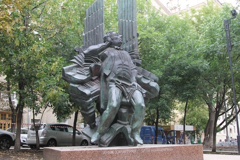 Памятник Араму Хачатуряну