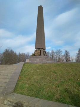 Памятник-обелиск жертвам лагеря Тростенец