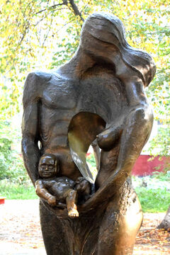 Скульптурная композиция «Семейные узы»