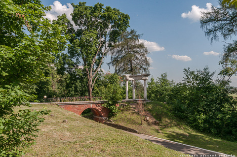 Беседка-миловида (античная беседка) и арочный мост