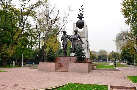 Памятник Маншук Маметовой и Алие Молдагуловой