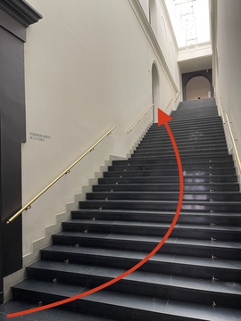 Поднимитесь на 2й этаж