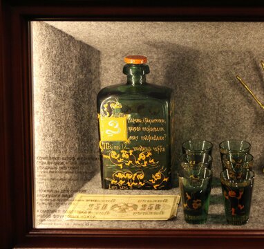 Набор из штофа и стопок