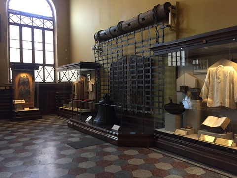 Крепостная решётка и колокол Ивана Фалька.