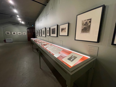 Витрина с документами, гравюрами и каталогами