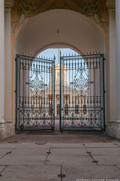 Триумфальная арка ворот дворца