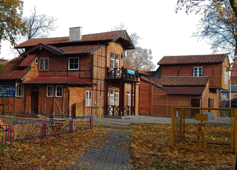 Фахверковое здание из красного кирпича