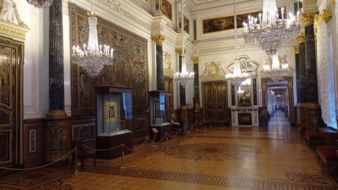 Зал Леонардо да Винчи (зал 214)