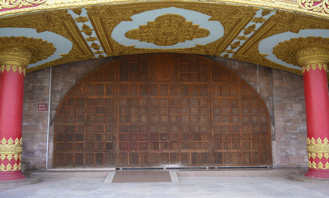GRAND DOOR