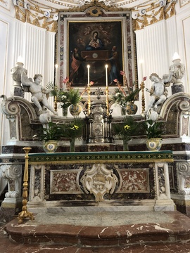 L’abside e l’altare centrale