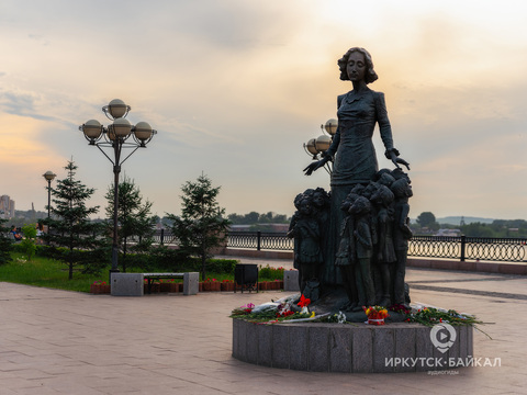 Памятник «Первая учительница»