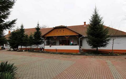 Medve-kúria, Kölcse