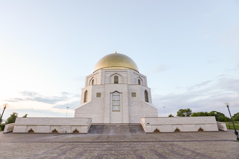 Памятный знак в честь принятия ислама волжскими булгарами в 922 году