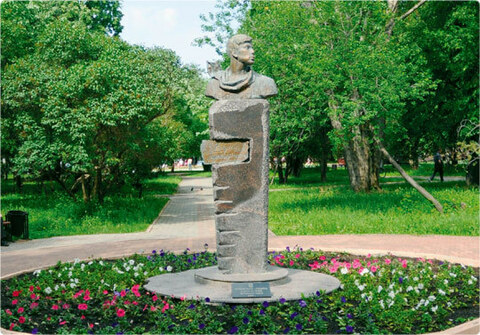 Памятник Пастернаку: лучшее место в Перми для чтения на свежем воздухе