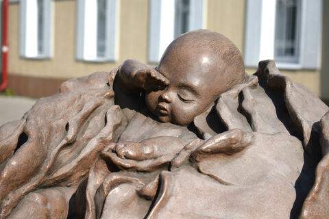 Скульптура «Младенец в капусте»