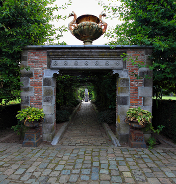 Pergola met klimrozen