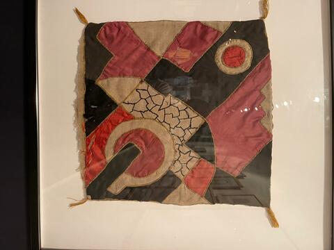 Зал 4. «Наволочка с абстрактным орнаментом, принадлежавшая Николаю Соболеву. Вышивка крестьян деревни Вербовка по эскизам Ольги Розановой». Около 1917 года