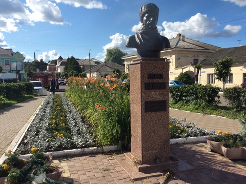 Памятник генералу М.Г. Ефремову