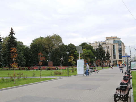 Сквер на стрелке Б. Полянки и Якиманского проезда.