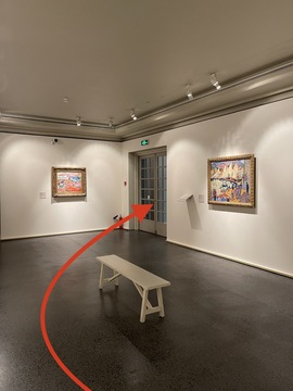 Выходите из зала на лестницу