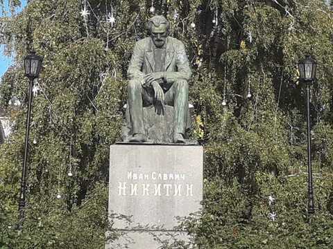 Памятник И.С.Никитину на площади Никитина