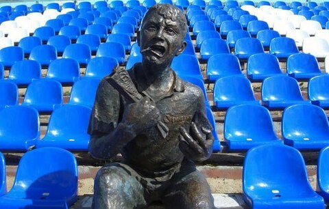 Памятник футбольному болельщику