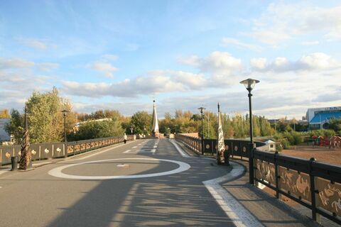 《Seruen》步行桥梁。