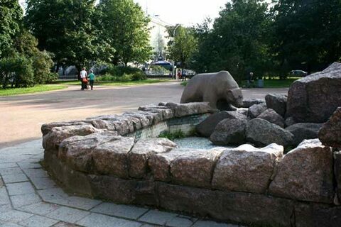 Фонтан с медведями