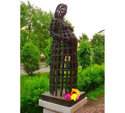 Памятник беременной женщине