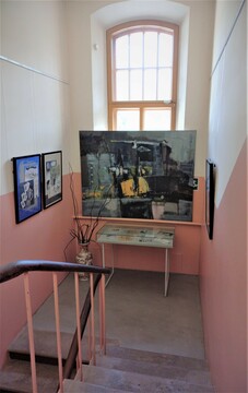 Вход в дом по лестнице