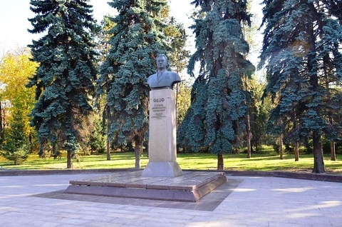 Памятник Д.Кунаеву