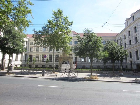 Tourette中学红十字大道78号